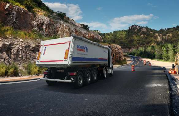 Der Sattelkipper S.KI LIGHT mit Aluminium-Kastenmulde und Thermo-Isolierung für den Asphalt-Transport